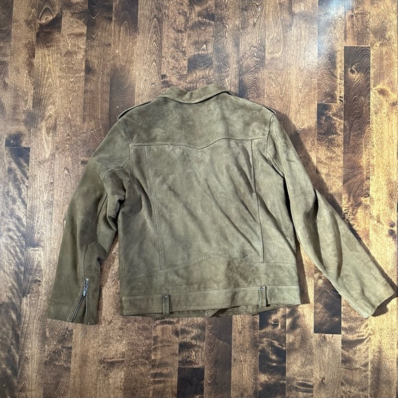 Biker jackets are always cool and in... but in green suede even more so! - Picture 3 of 5